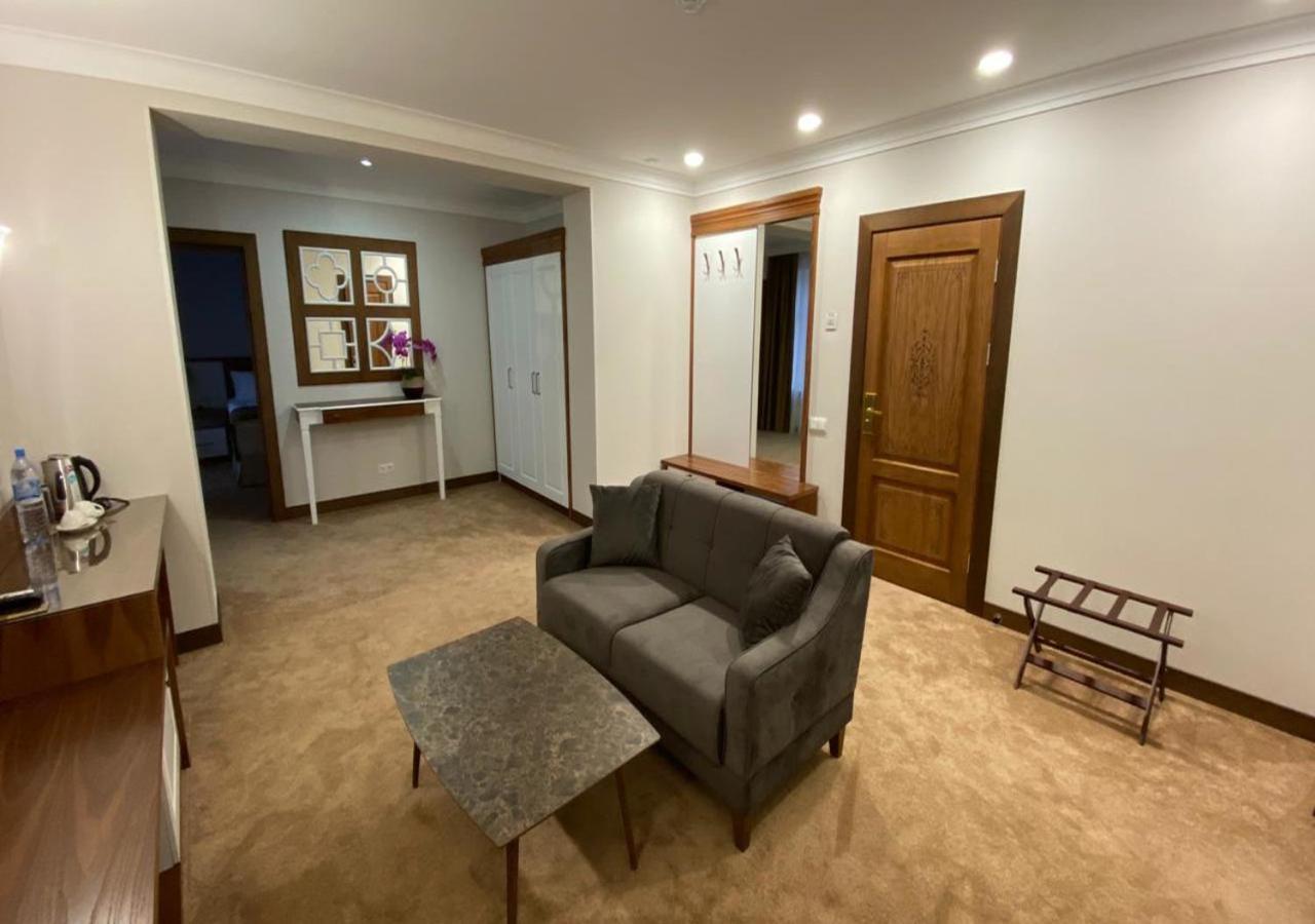 Boutique Hotel Kaspi Temirtau Buitenkant foto