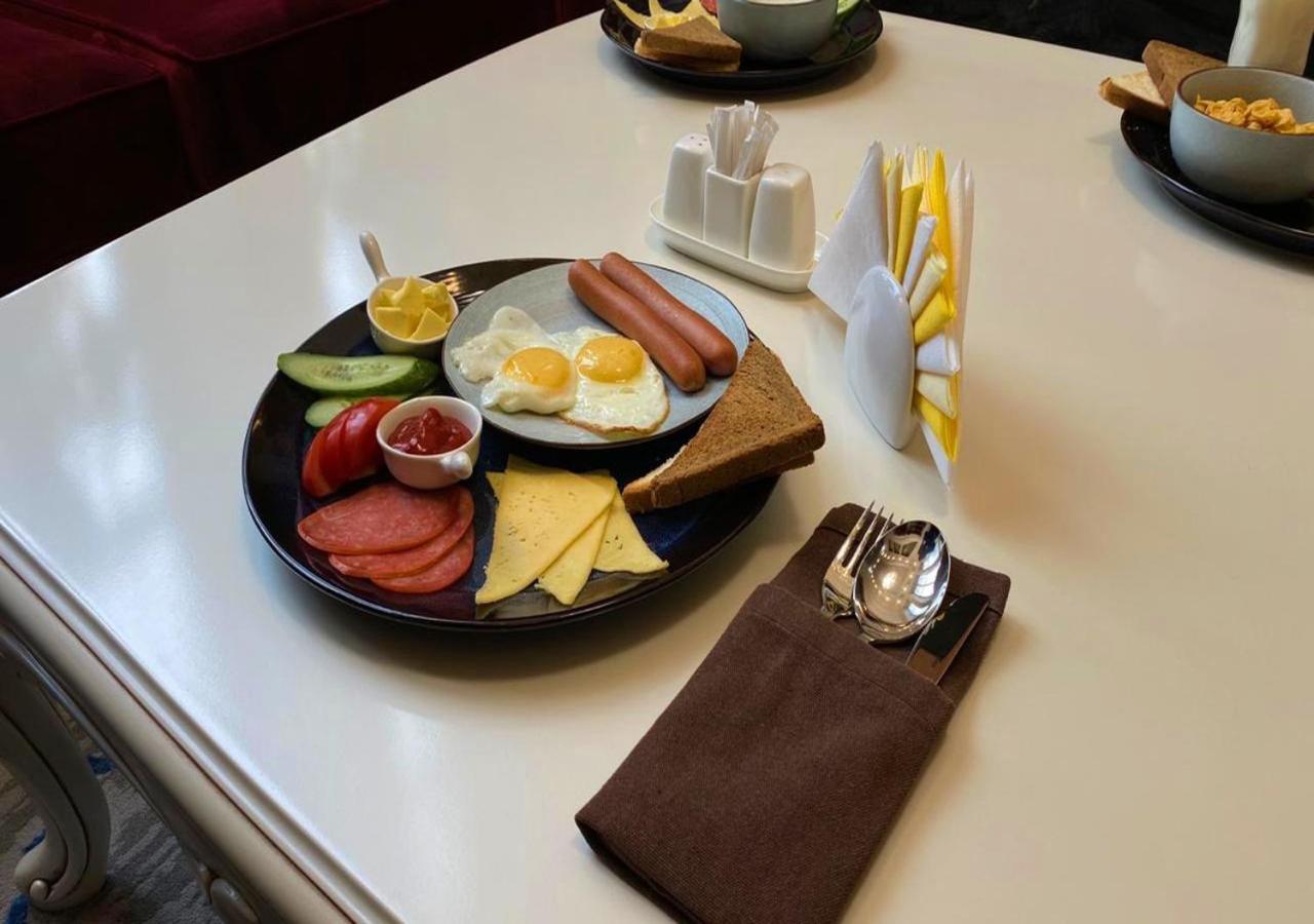 Boutique Hotel Kaspi Temirtau Buitenkant foto